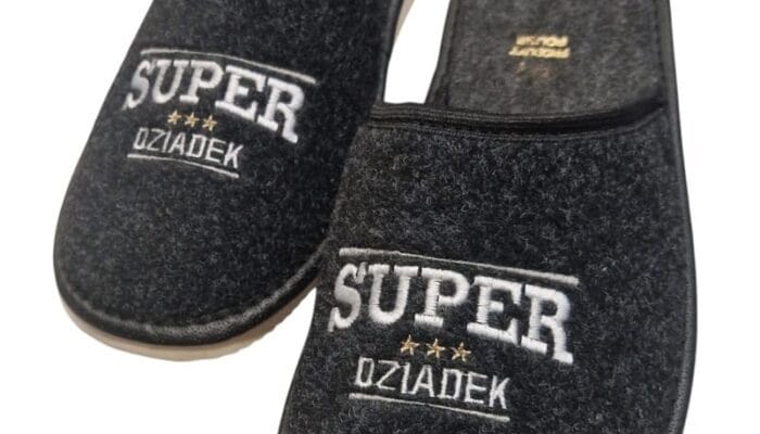 Ciemne kapcie z jasnym haftowanym napisem Super Dziadek